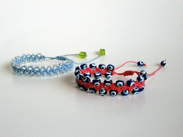 bracciali con palline all'uncinetto