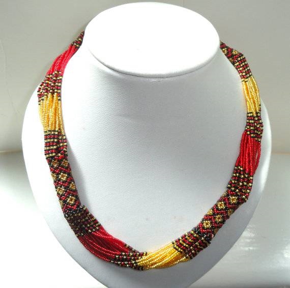 Collana Lunga Avalaya In Legno Multicolore – Perline Geometriche In Nero, Crema E Rosso, Stampa Animalier, 74 Cm