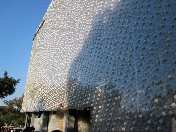 bottiglie di plastica per facciata edificio