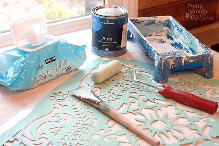 Decorare le pareti: tecnica stencil decoupage Decorazione Muro recinto
