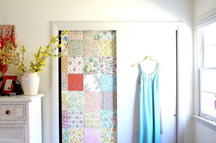 Decorare un armadio decoupage consigli ed idee per decorare un ... Rivestire un armadio con carta da parati