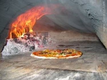 Cucinare nel forno a legna