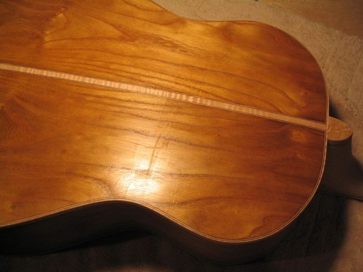 chitarra finita con gommalacca