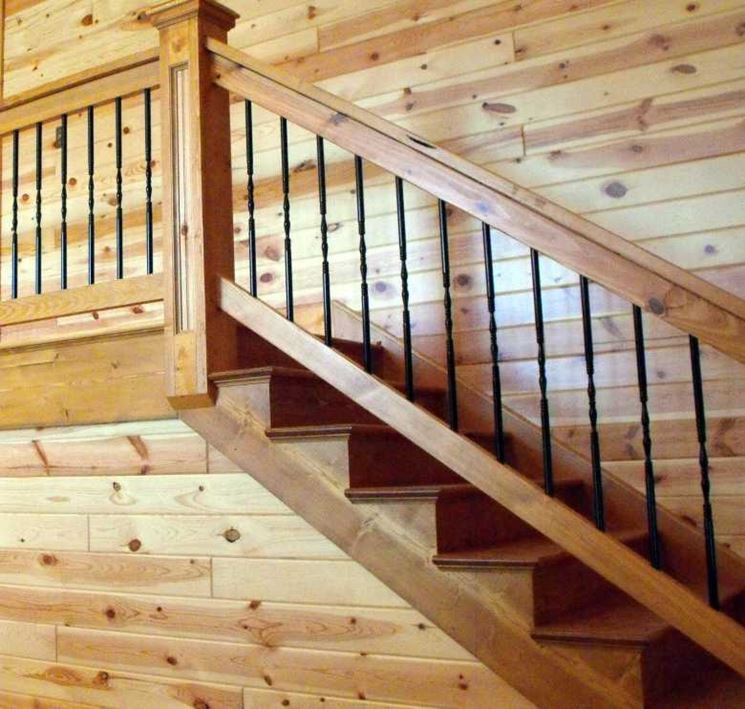 Rivestimento parete scala con perline di legno