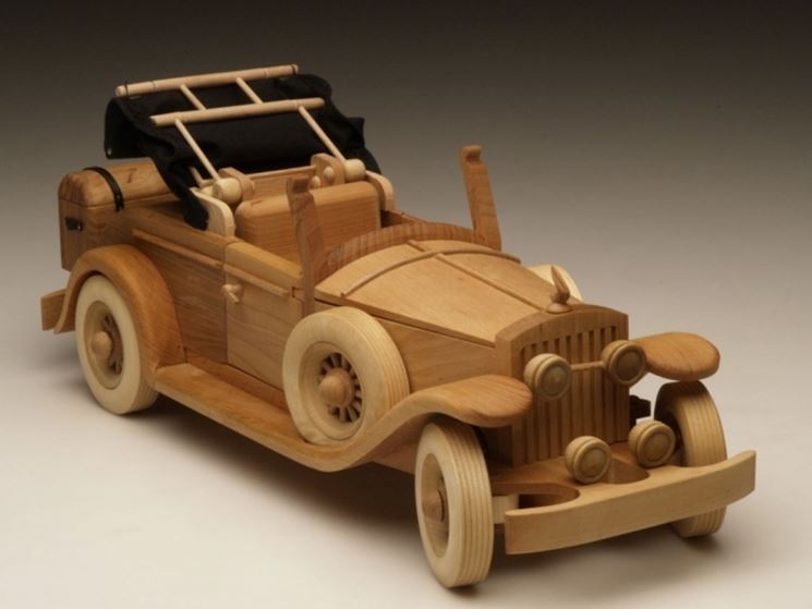 automobilina in legno