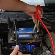 caricare la batteria dell^auto