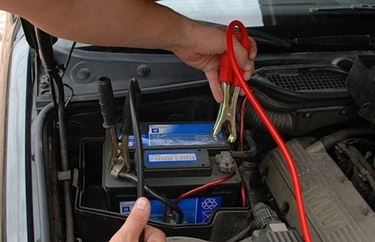 caricare la batteria dell^auto