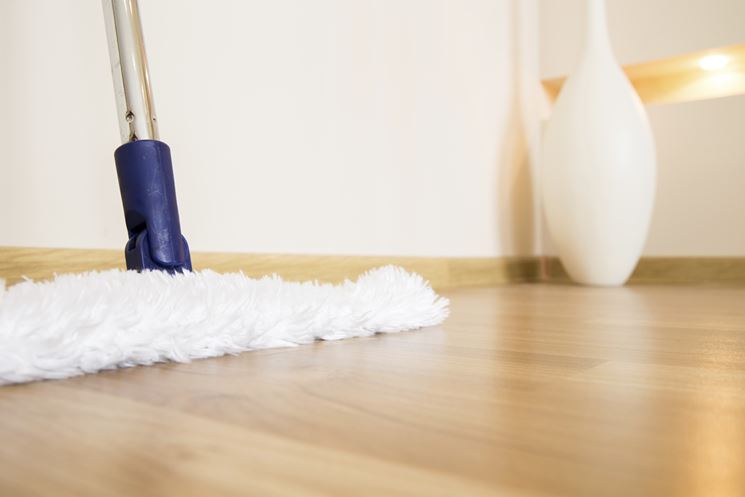 Pulire il parquet senza rovinarlo pulizia manutenzione parquet Lavare il parquet