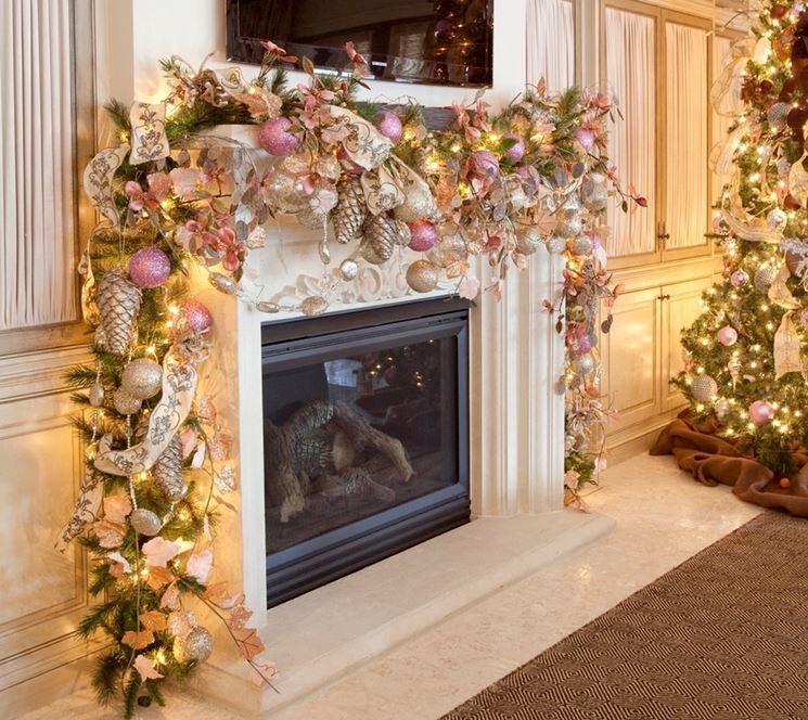 Decorare il camino per natale tecniche consigli per il camino di ... Addobbare scala interna per natale