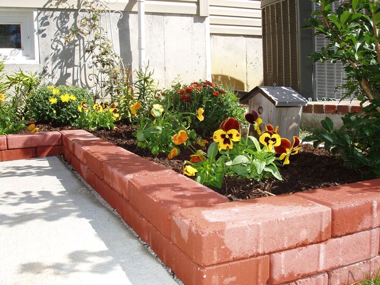 Attrezzare il giardino in fai da te con mattoni arredamento ... Aiuole da terrazzo