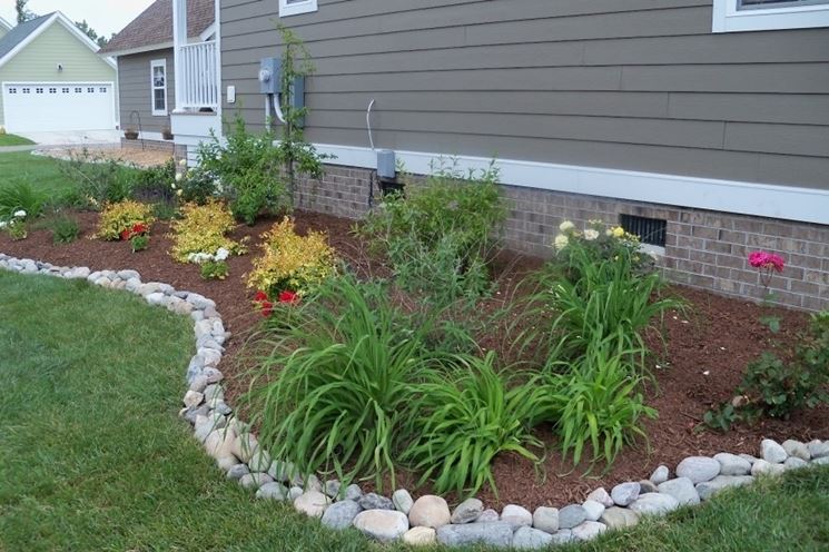 Bordure per aiuole giardinaggio come realizzare le bordure per ... Creare aiuole con sassi