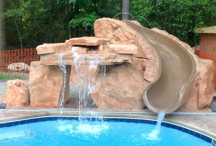 piscina con rocce artificiali