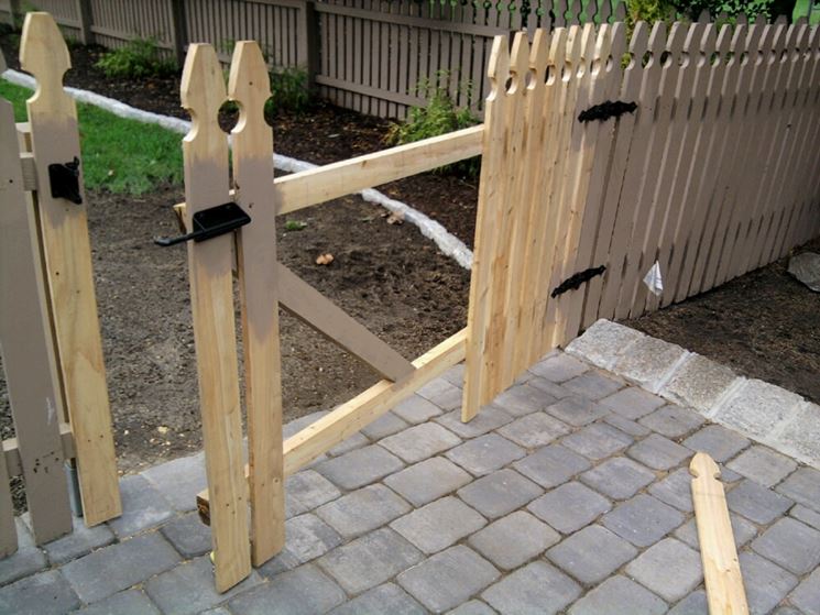 Come fare un cancelletto in legno recinzioni costruire un ... Cancelli rivestiti in legno