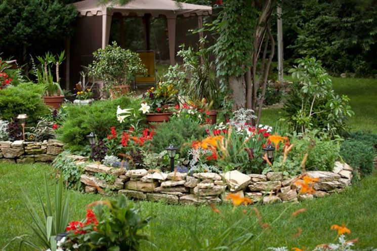 Aiuole in pietra tipi di giardini realizzare aiuole in pietra Aiuole da giardino con sassi