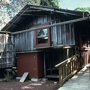 Casa con serbatoio d'acqua piovana