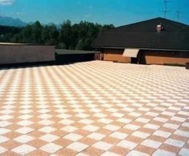 Ci sono tanti tipi di mattonelle per terrazzi: i pro e i contro nella scelta