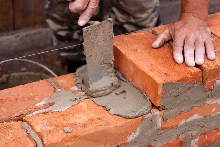 costruzione muro di mattoni