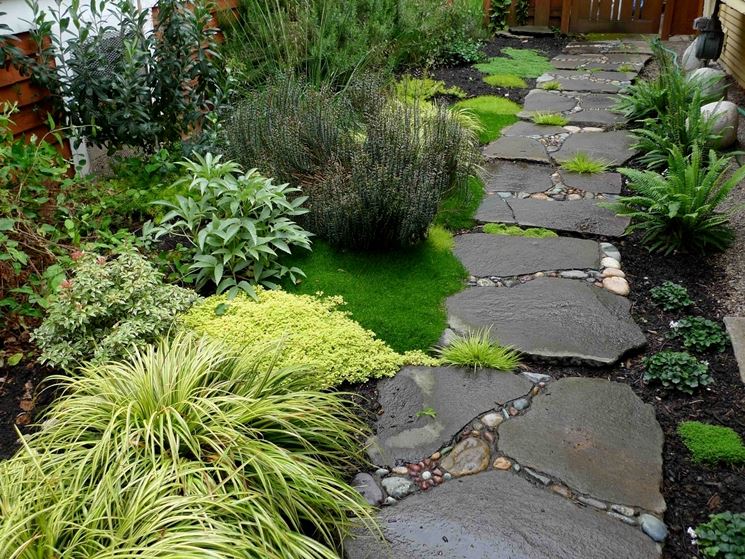 Vialetto in giardino con pietre irregolari: come realizzarlo ... Beole per giardino
