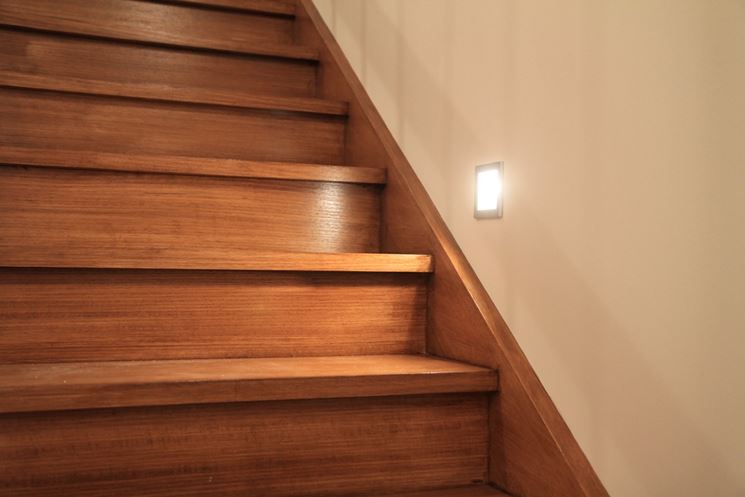 Rivestimenti scale interne pavimento per interni for Gradini in legno massello prezzo