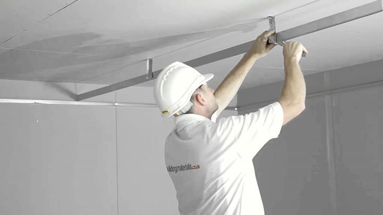 Montare un controsoffitto in cartongesso con faretti ... Struttura per cartongesso soffitto