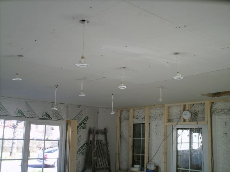 Montare un controsoffitto in cartongesso con faretti ... Impianto elettrico controsoffitto