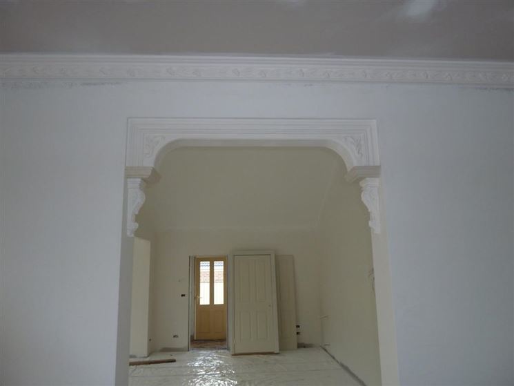 Cornice in gesso decorata