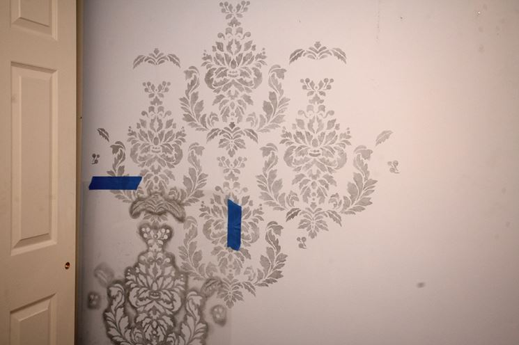 Decorare i muri con gli stencil