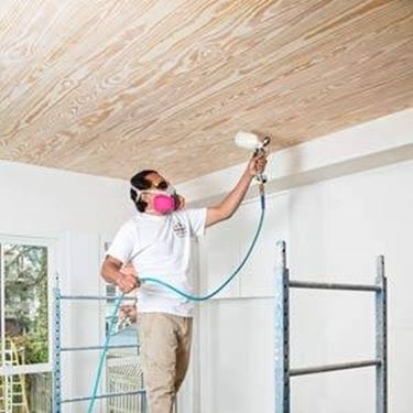 tinteggiare il soffitto con lo spruzzatore di vernice