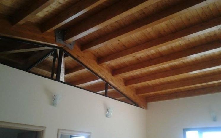 Soffitto con travi lamellari