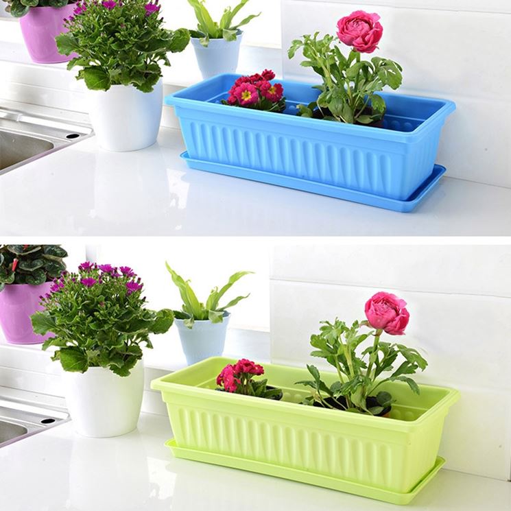 Differenti modelli di vasi e fioriere in plastica