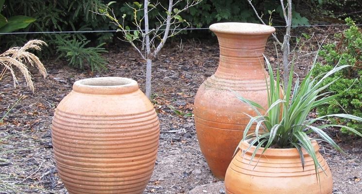 Vasi che arredano il giardino